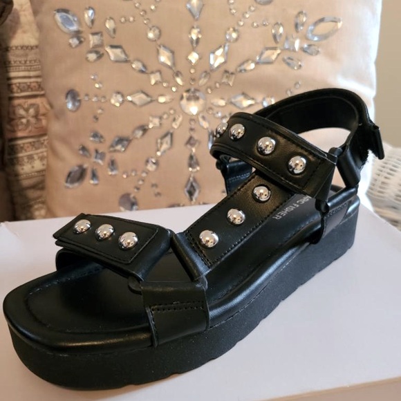 Marc Fisher Kizzy sandals - Picture 1 of 2